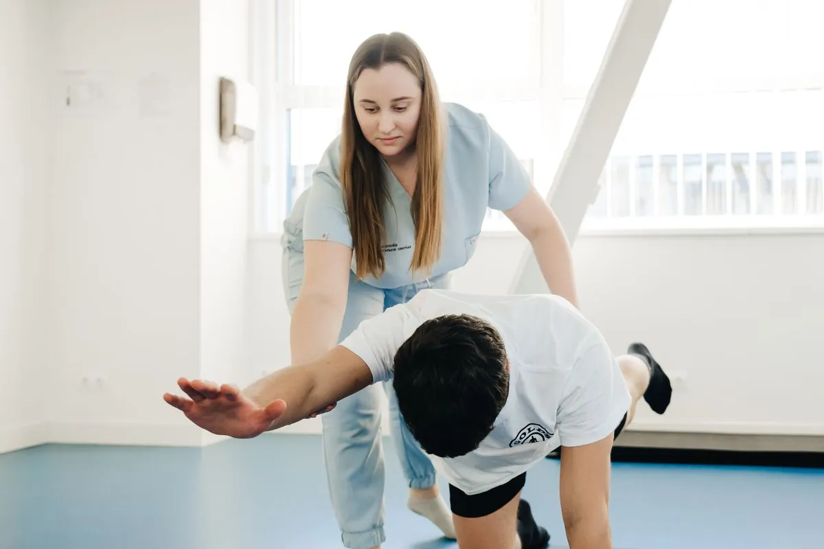 Jonas Reidel treating a patient